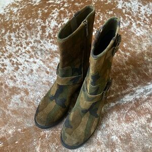 Vince Camuto Waldan Army boots